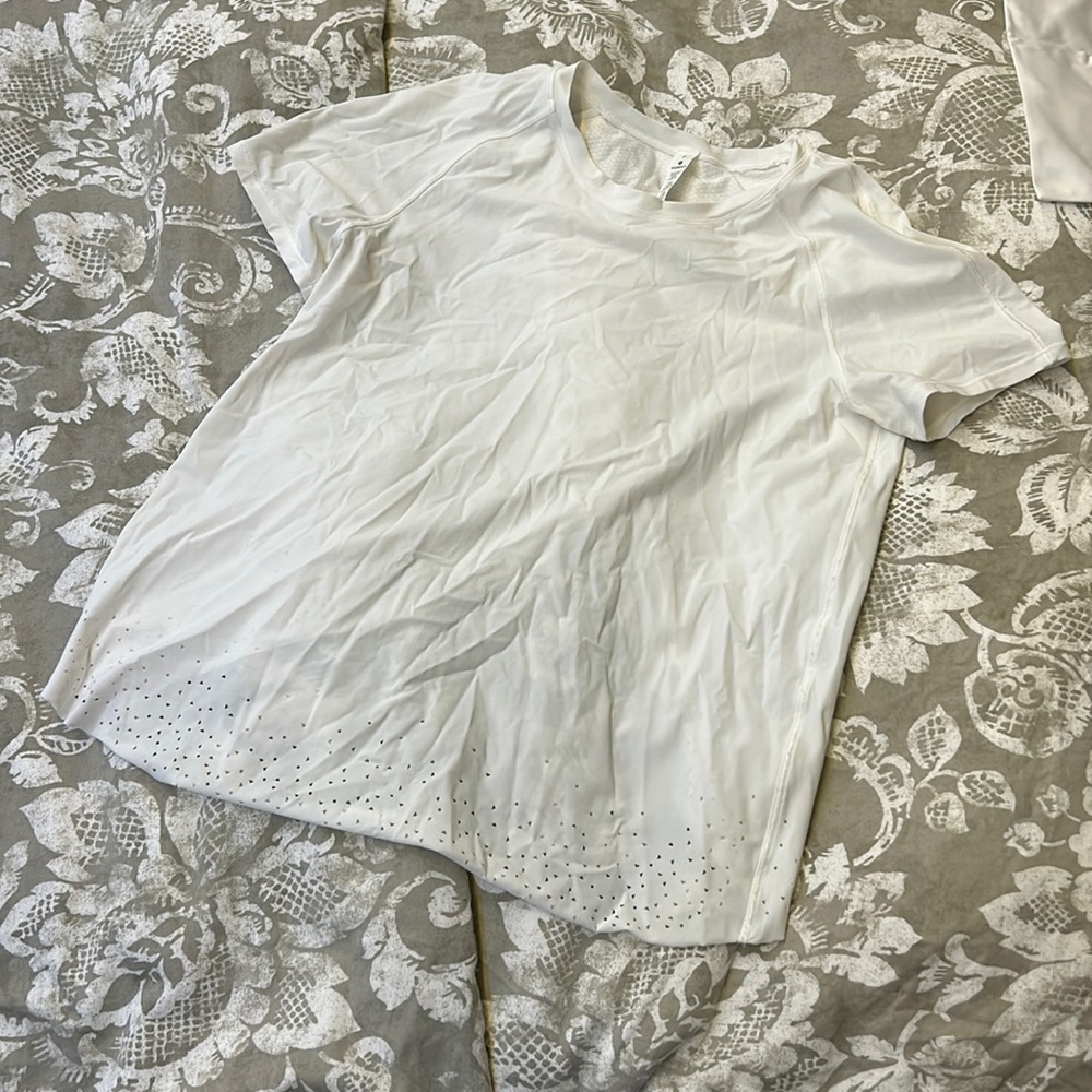 lululemon, good condition tshirt, size 2, white color